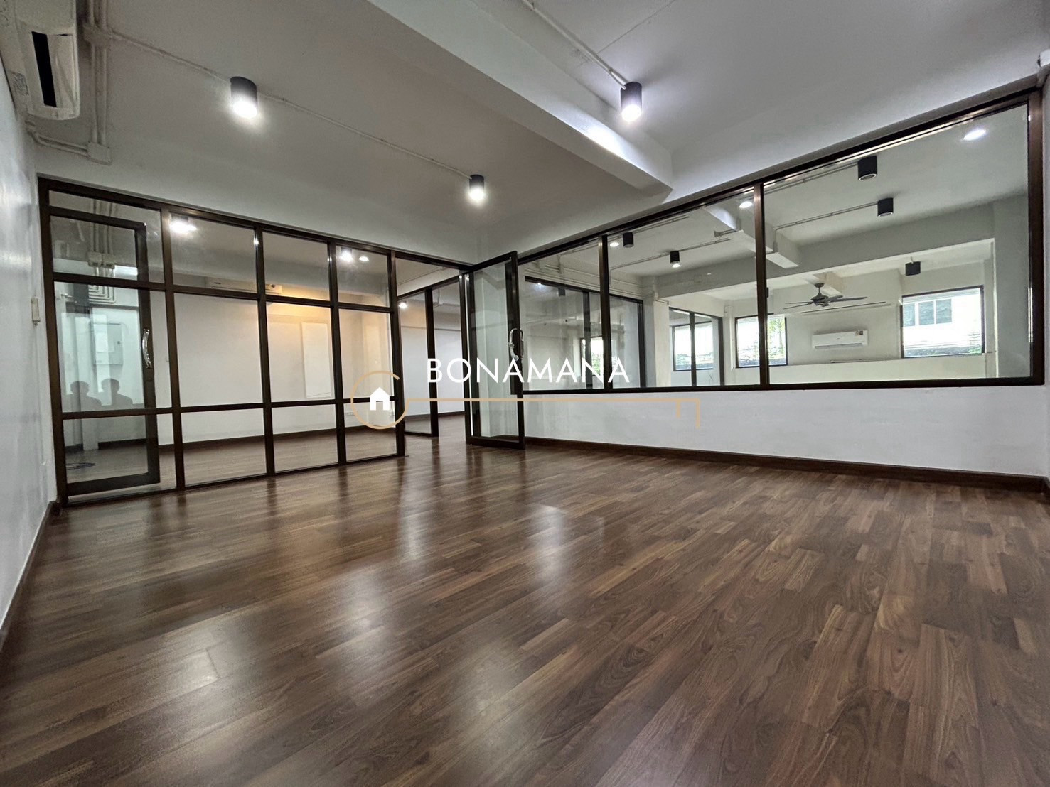 Commercial building for rent, On Nut 70/1 (MRT Si Nut 1.6km)