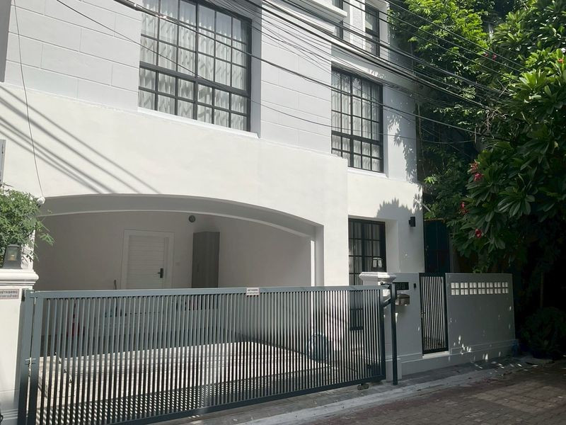 Townhome for rent, 4 floors, newly renovated, Soi Ekkamai 12, near Ekkamai International School. Fully furnished, ready to rent Townhome for rent, 4 floors, newly renovated, Soi Ekkamai 12, near Ekkamai International School. Fully furnished, ready to rent