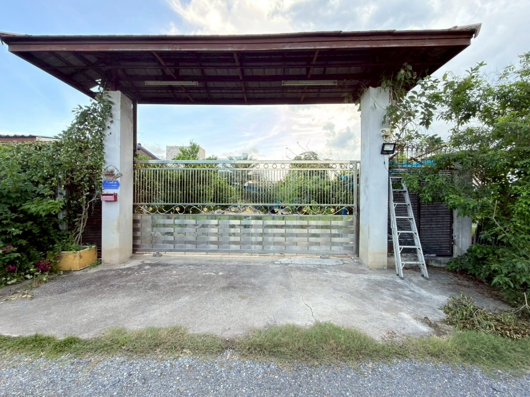 House for sale with large warehouse, over 1 rai, Sam Wa Tawan Ok Subdistrict, Khlong Sam Wa District, Bangkok, price 17,000,000 baht. House for sale with large warehouse, over 1 rai, Sam Wa Tawan Ok Subdistrict, Khlong Sam Wa District, Bangkok, price 17,000,000 baht.