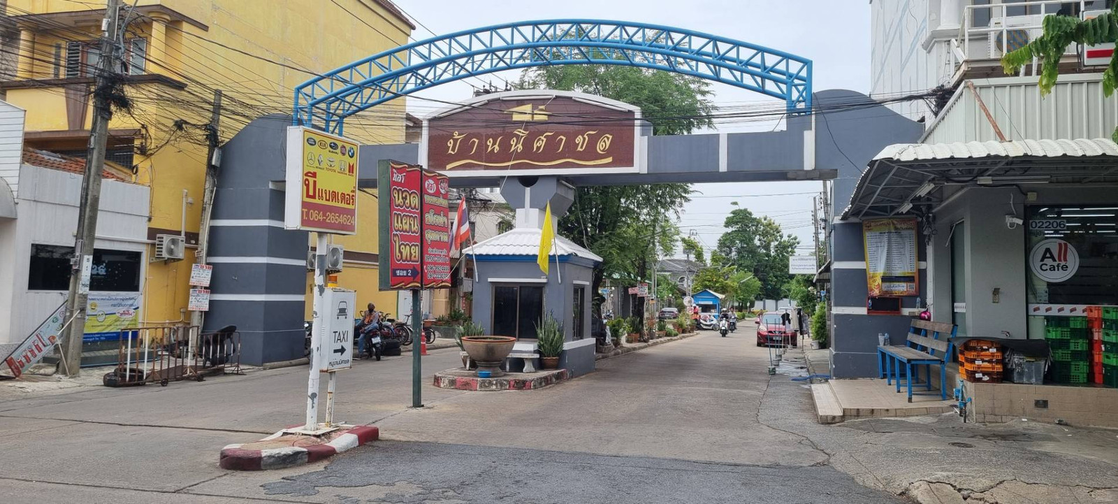 Urgent sale, 2-story detached house (corner house), 5 bedrooms, 3 bathrooms, 2 parking spaces, Nisachon Village, Charan 13, Soi Bang Waek 79, selling price 12.5 million baht.