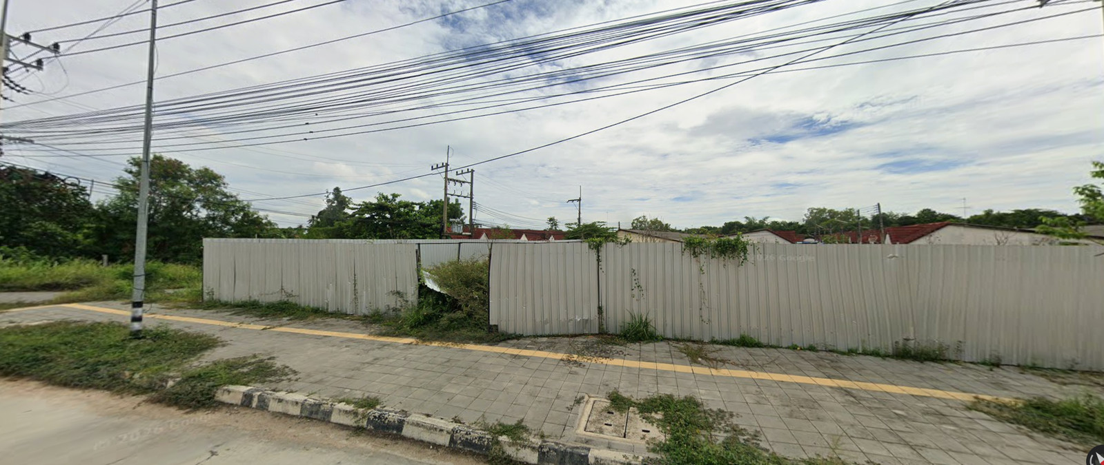 ตรงข้ามที่ดินเป็นตลาด วัดหนองเกตน้อย  มีโลตัสค่าเช่า 49000บาทต่อเดือน ขาย 26 ล้าน ติดต่อline: chaniya777. Tel:0825429799 