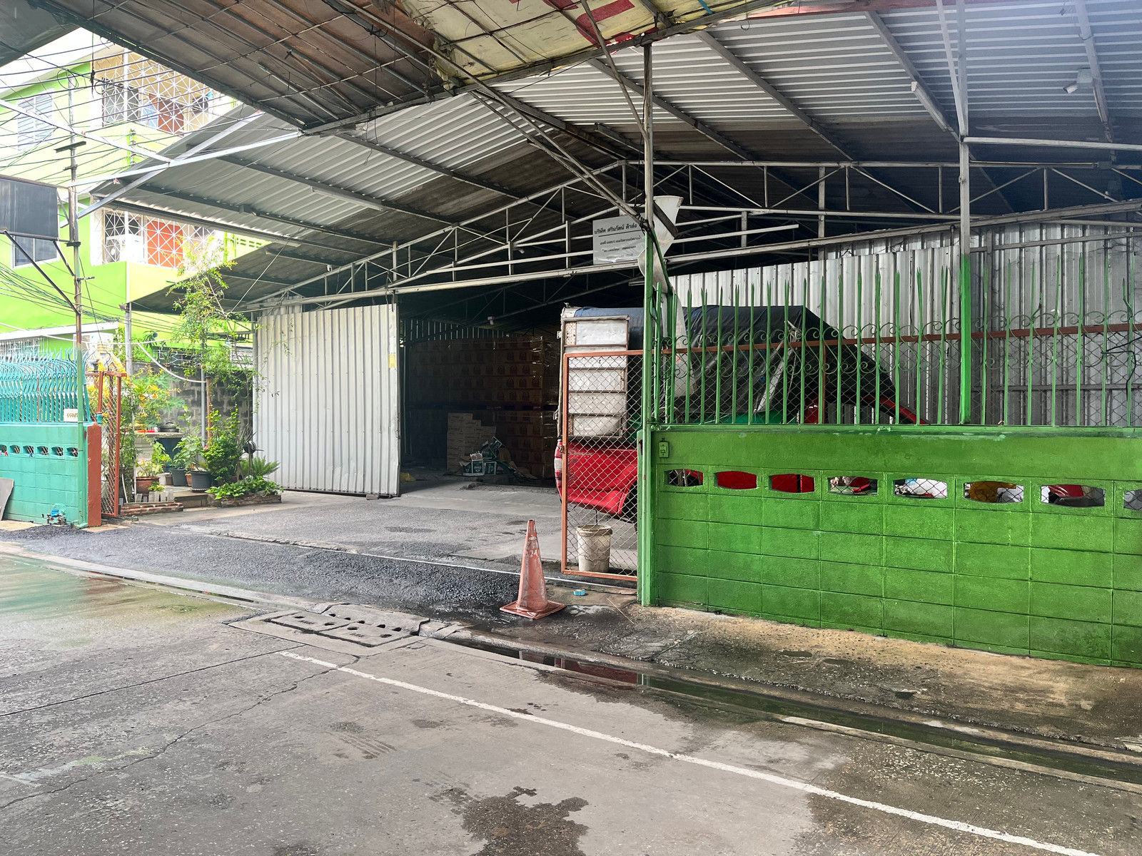 Warehouse for rent, size 900 sq m., rent 58,000 baht. Warehouse for rent, size 900 sq m., rent 58,000 baht.