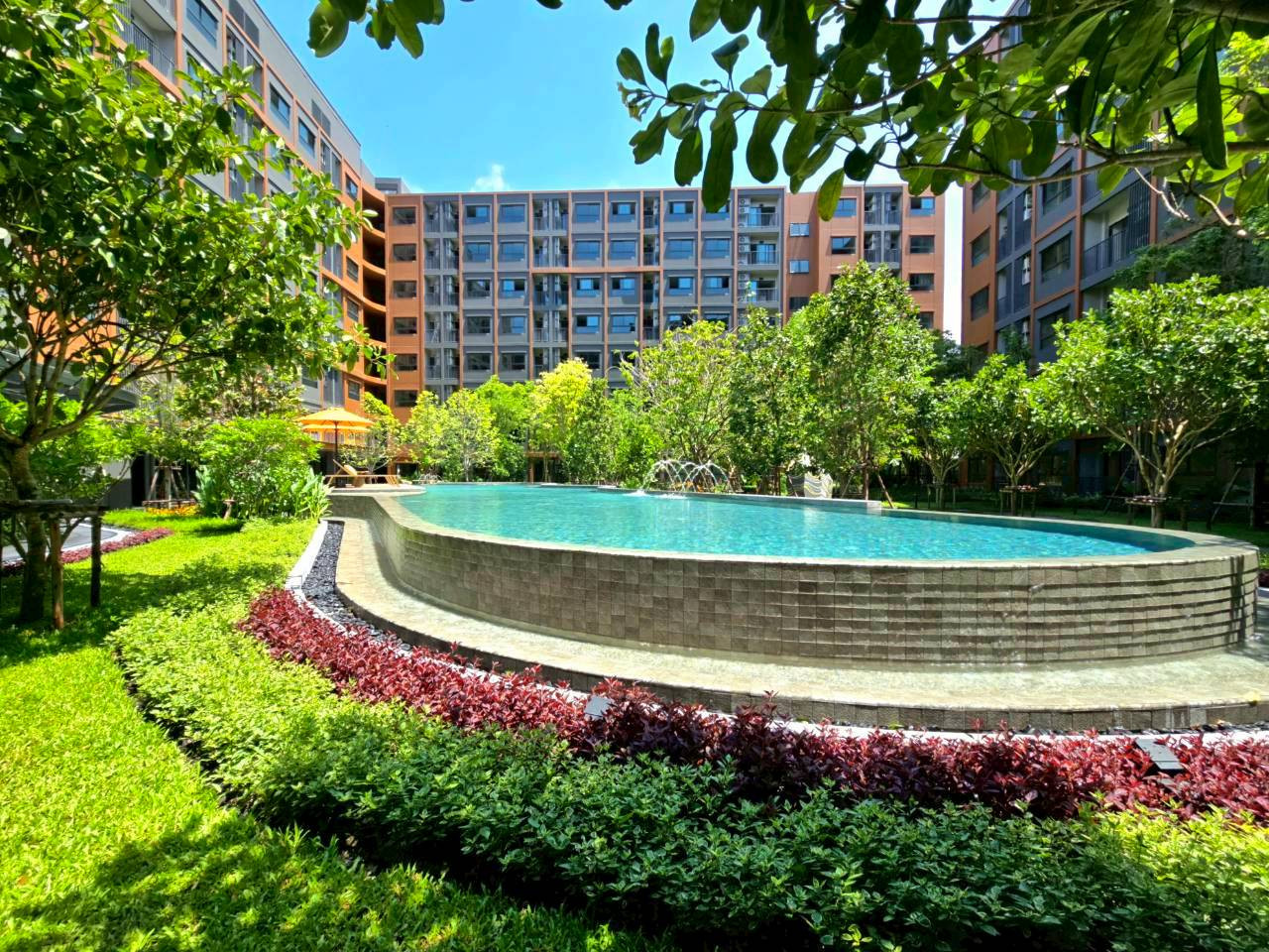 Great interchange location! Near MRT Bang Khun Non, connected to colorful electric trains. Running directly into the city center, very convenient. dcondo KIRI starts at 1.89 million baht. Call 065-4496399.