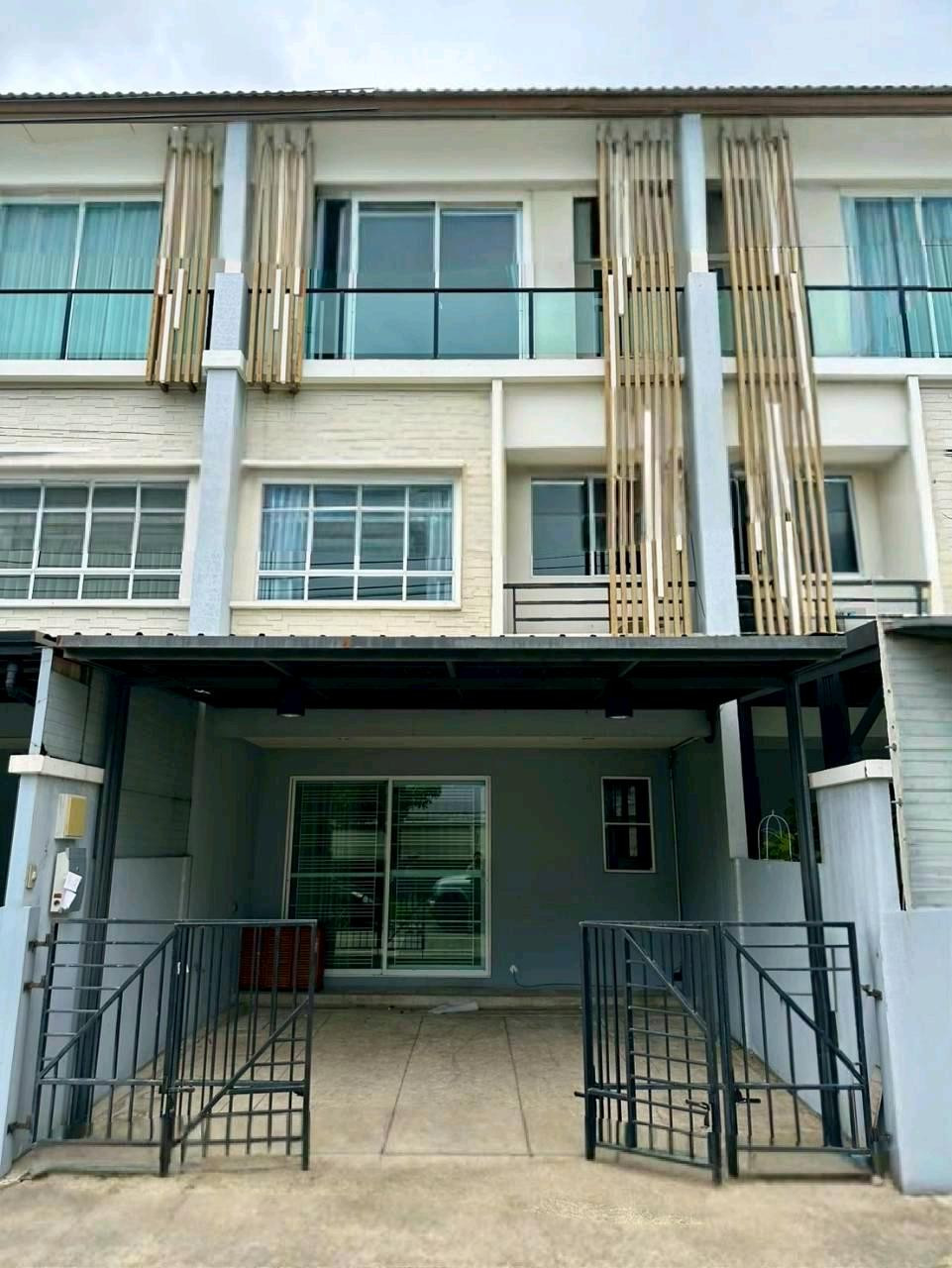 For rent, 3-story townhome, THE PLANT CITI Chaengwattana-Muang Thong, suitable for both living and office use. For rent, 3-story townhome, THE PLANT CITI Chaengwattana-Muang Thong, suitable for both living and office use.