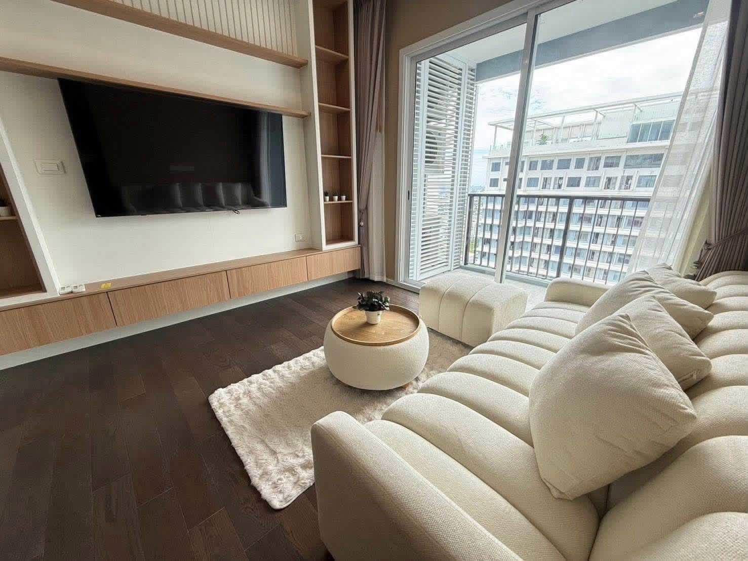 For rent, The Saint Residence, Building A, 40th floor, Chatuchak Park view, 2 bedrooms, 2 bathrooms, 64.2 sq m., beautiful built-ins throughout the room, near MRT Phahon Yothin and Central Ladprao, ready to move in.