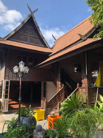 Land for sale with Thai house, Hang Dong, Chiang Mai, 6 rai, next to Highway 2001. 900 meters from the government center