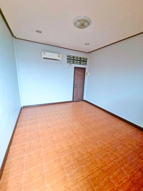 can open the shop with signs. or office on the main for rent Krungthep Kreetha36-44 48sqwa.248 sqm. 14,999B-M has a balcony good location 4bed 4bath 2-3parking 1a/c convenient travel APL BanThapChang 1.5km Cheapest in 3 worlds Saphan Sung 2 – รูปที่ 4