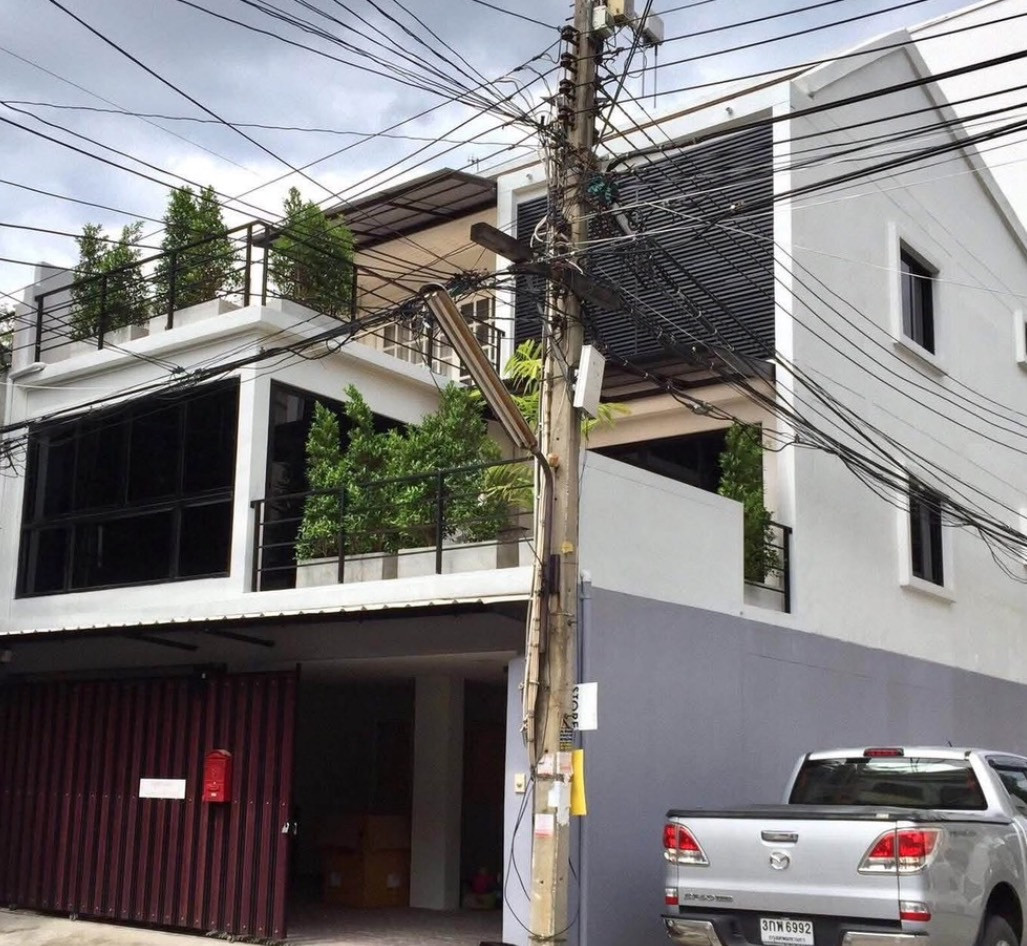 Townhouse area Sukhumvit63 St., 10min walk to BTS ekamai, Sukhumvit road, Phetchaburi road, 3Bedroom, 4Bathroom 350sqm, 31.5sq.w 