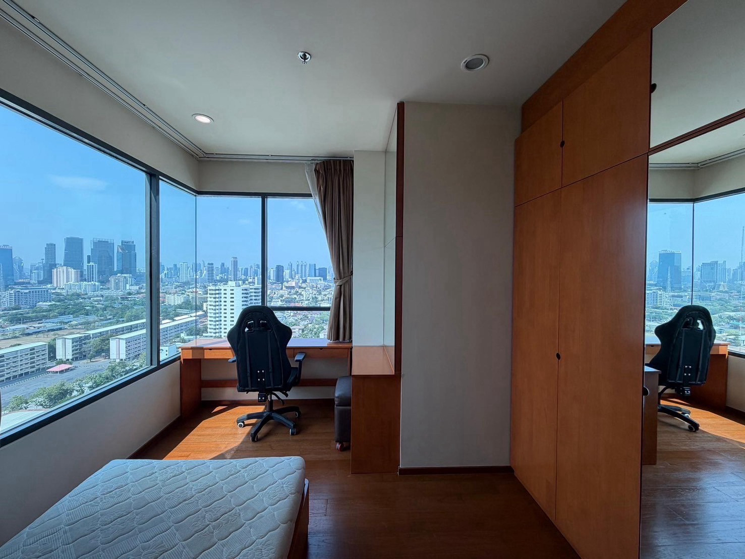 the parco /Rent 43,000bath 2bed 75sqm / 0632717888 linephone whatapp wechat
