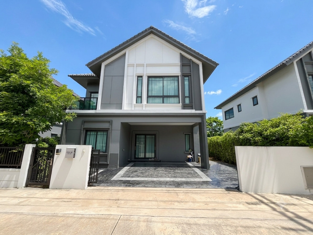 Britannia Udon Dusadee | Single house–2-story semi-detached house English Gable