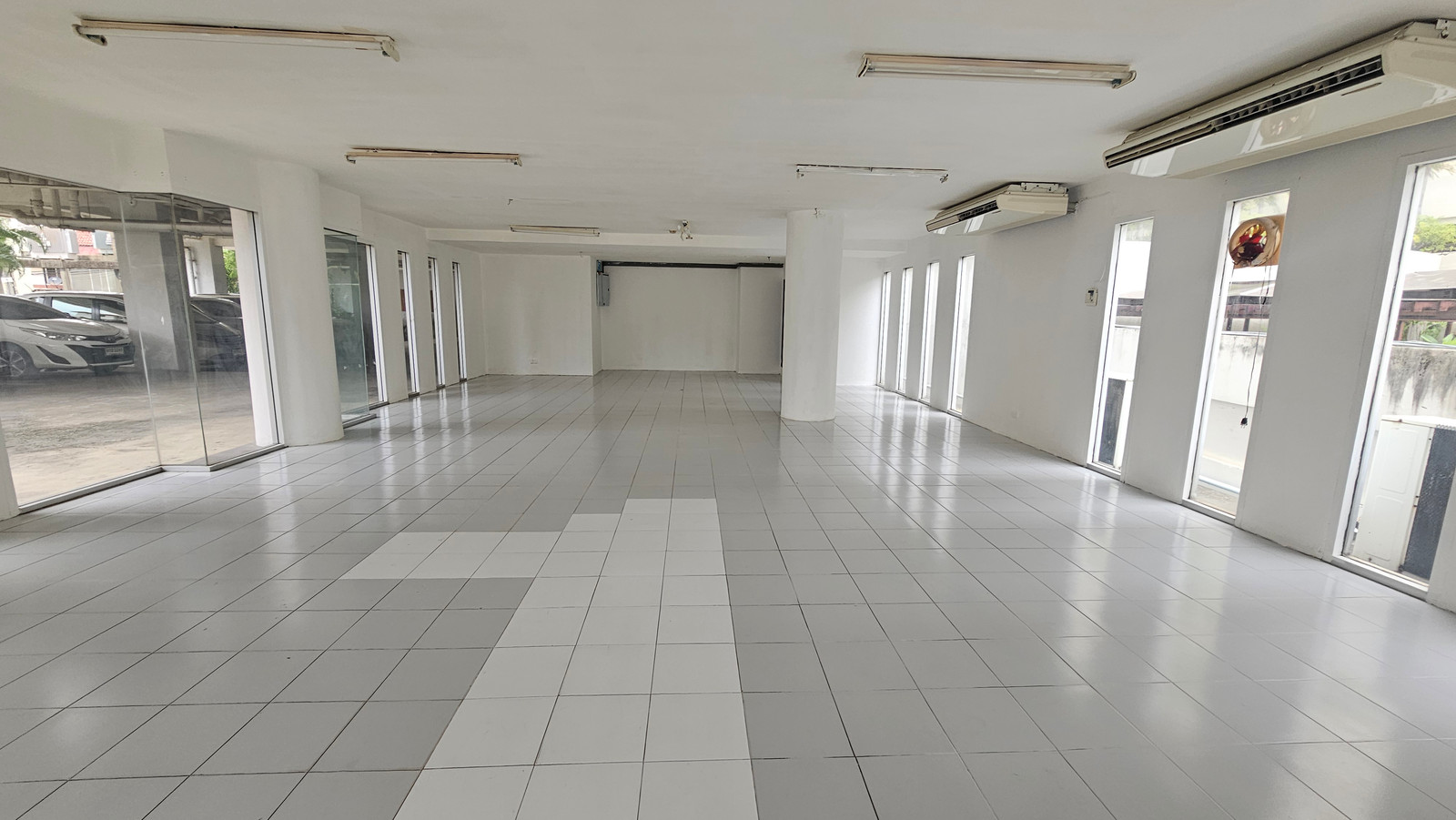 🚨 **ขายต่ำกว่าราคาตลาดกว่า 4 ล้านบาท!!** 🚨  🏢 **ขายพื้นที่เชิงพาณิชย์ ชั้น 1 | PB Penthouse 2 สุขุมวิท 71 (ปรีดีพนมยงค์ 14)**  💥 **ราคาพิเศษเพียง 3.5 ล้านบาท** 🔥 ห้องขนาดใหญ่ **106 ตร.ม.** Tel. 084-694-8888 – รูปที่ 2