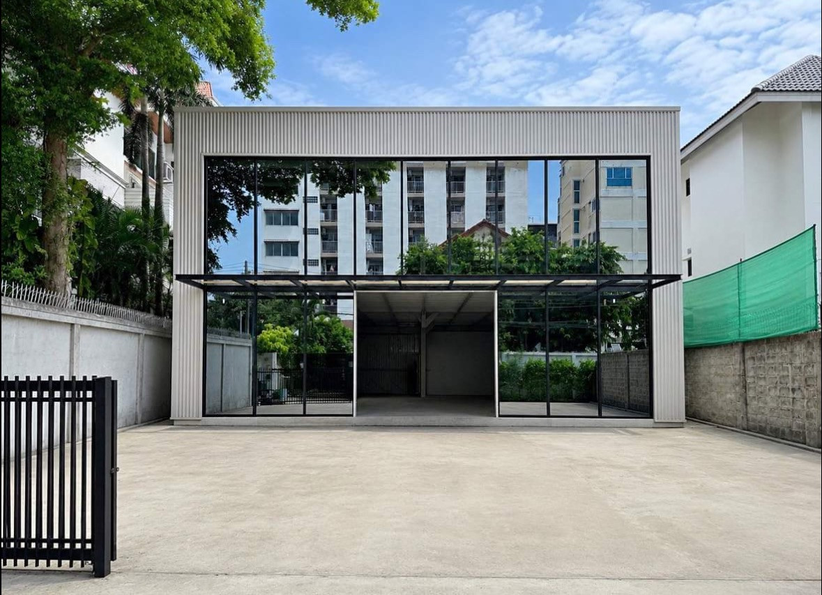 Warehouse for rent doing business, Soi Udomsuk 42 / Bangna Trad 19, parking for 6 cars. Warehouse for rent doing business, Soi Udomsuk 42 / Bangna Trad 19, parking for 6 cars.