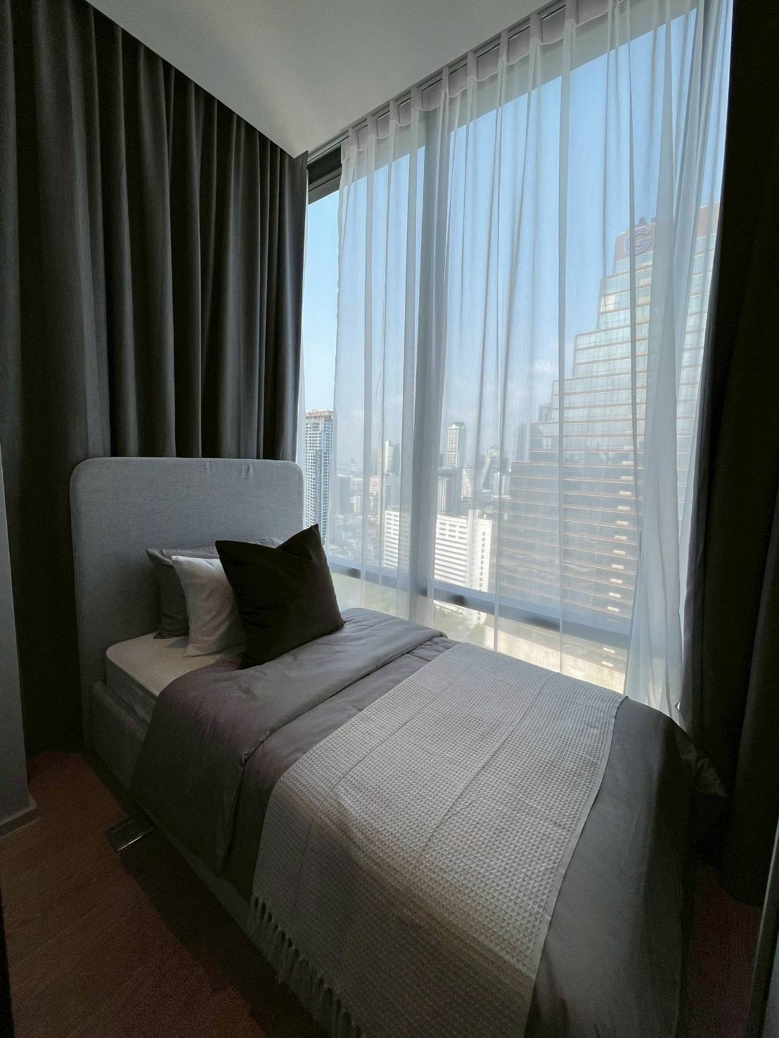 Urgent for sale Ashton Silom 2 bedrooms, size 49 sq m. If interested, contact 065-464-9497.