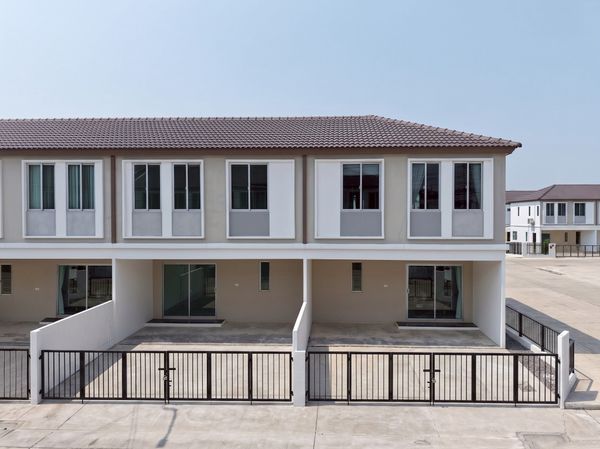 ทาวน์โฮม 2 ชั้น   ติดถนนสุขุมวิท ใกล้นิคมฯบางปู - รถไฟฟ้าสายสีเขียว