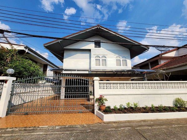 Single house for rent outside the project Pracharat Bamphen 17, only 4 minutes to MRT Huai Khwang, fully furnished.