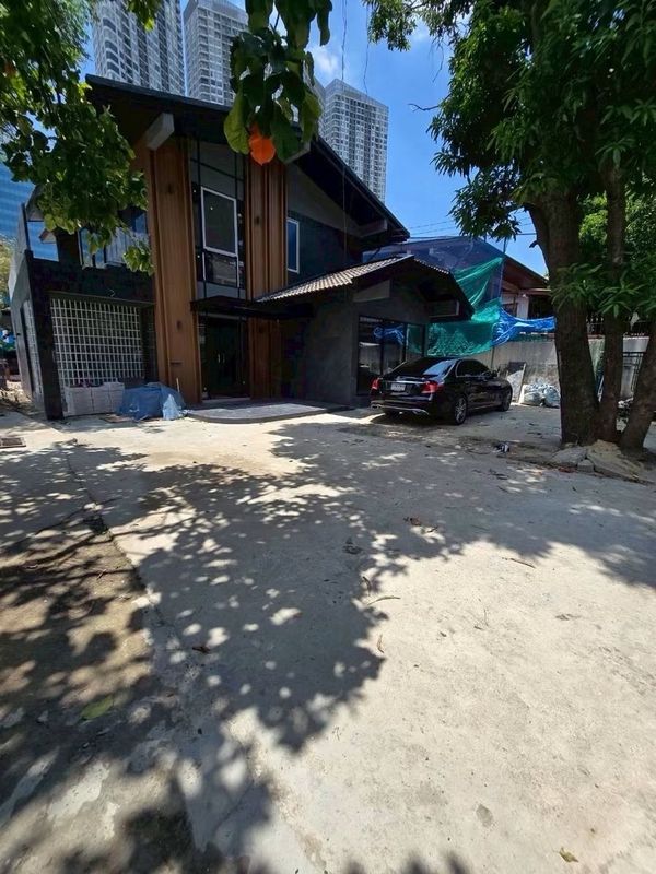 ให้เช่าบ้านเชิงพาณิชย์  ใกล้ BTS ปุณณวิถี 400 เมตร เหมาะสำหรับร้านอาหาร ร้านกาแฟ ใกล้ True Digital Park