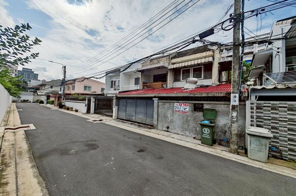 ขายบ้านแฝด 2 ชั้น ซอยสบายใจ รัชดา-สุทธิสาร-ลาดพร้าว ใกล้รถ MRT สุทธิสาร 