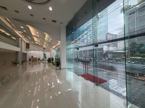Showroom for rent on Petchaburi Road near expressway, large commercial space 843 sq.m, divisible units, ideal for multiple business types such as car showroom office wellness fitness