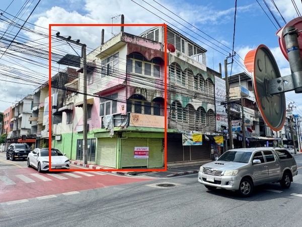 ทำเลค้าขาย ตึกแถว 3 ชั้น 13.80 ตร.วา ติดถนนโชคชัย 4 ทำเลศักยภาพ เข้า-ออกได้หลายเส้นทาง ใกล้รถไฟฟ้า MRT สถานีโชคชัย 4