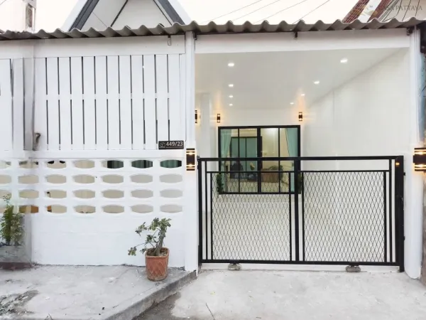 Urgent Sale! Beautifully Townhouse in Seaside Zone, Soi Ko Phai 9