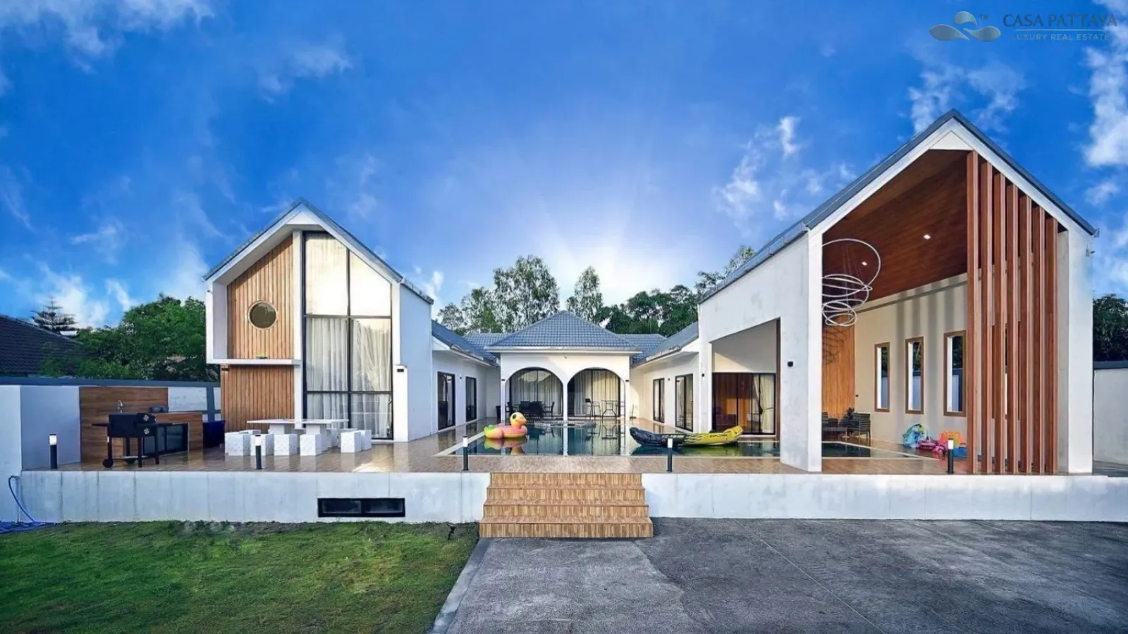 Urgent Sale: Luxury Pool Villa Near Phoenix Golf Course, Pattaya Urgent Sale: Luxury Pool Villa Near Phoenix Golf Course, Pattaya