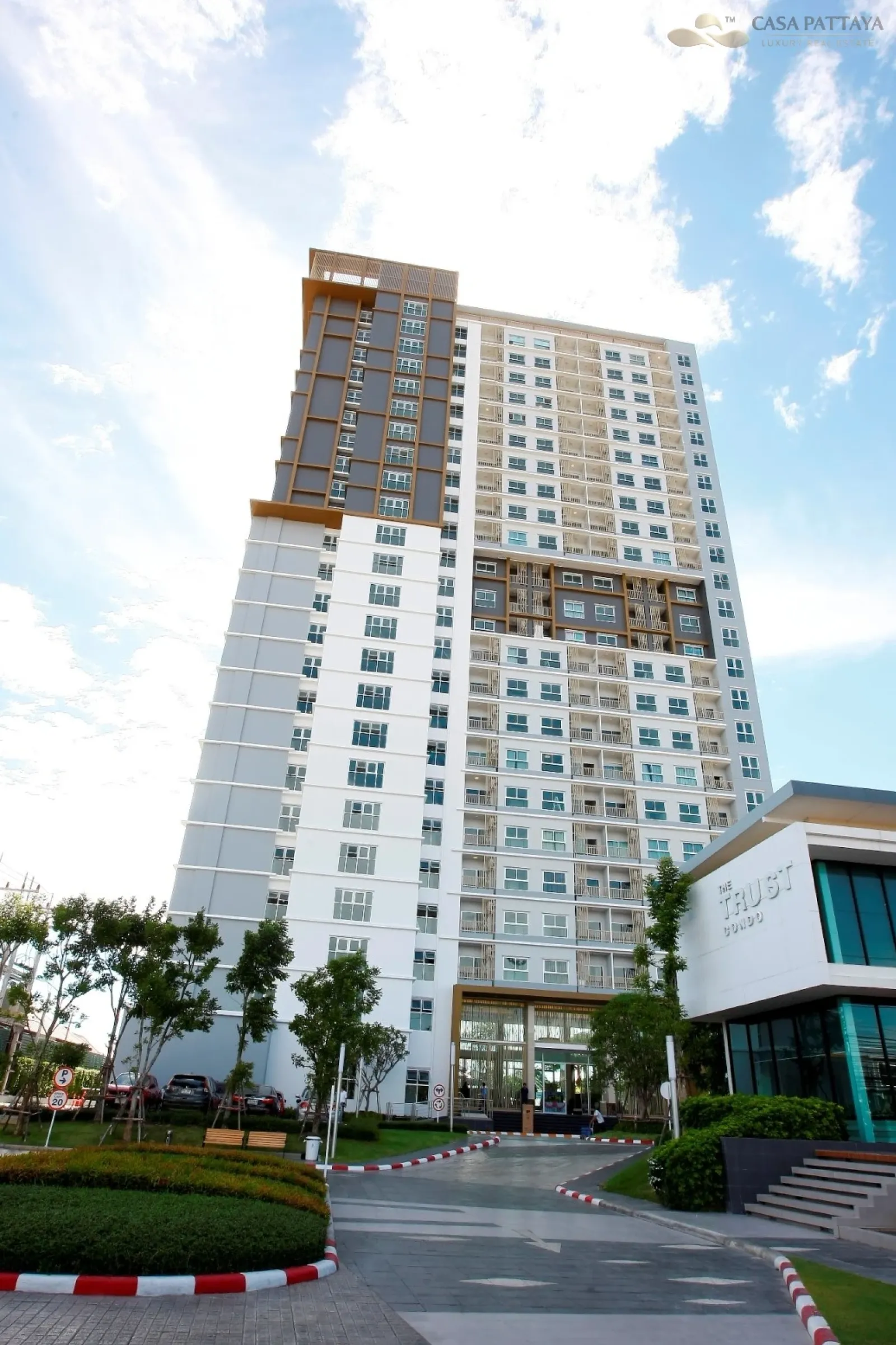 FOR SALE: Prime Pool View at The Trust Condo South Pattaya