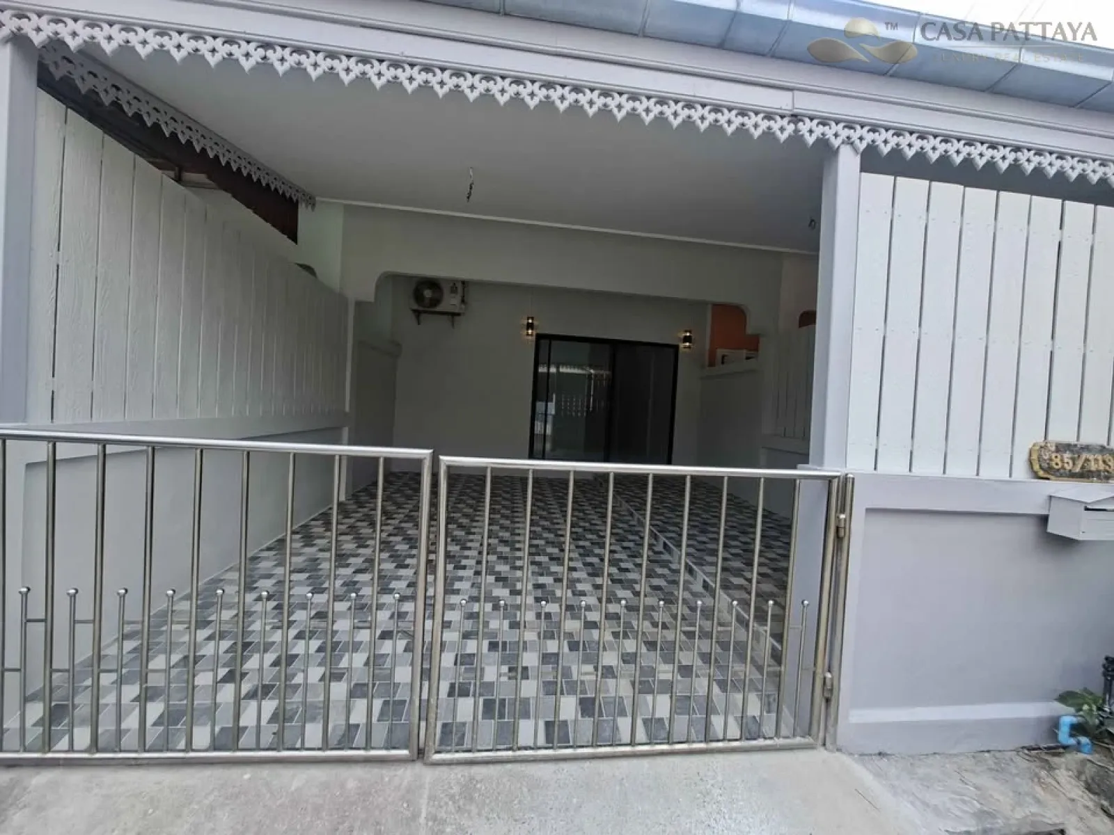 Beautiful Fully Renovated Townhouse for Sale Beautiful Fully Renovated Townhouse for Sale