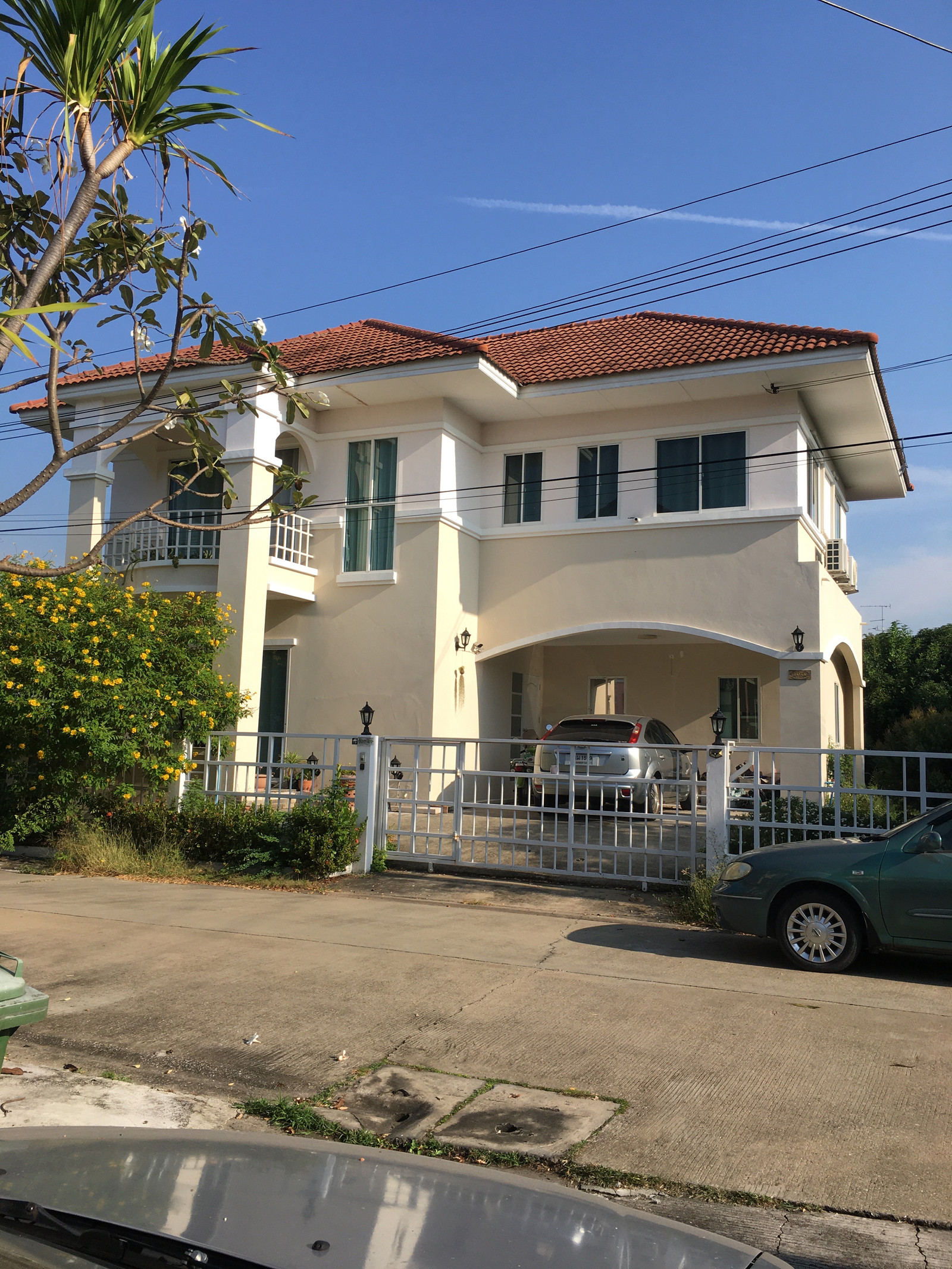 Single house, large area, usable space in the house, great value.