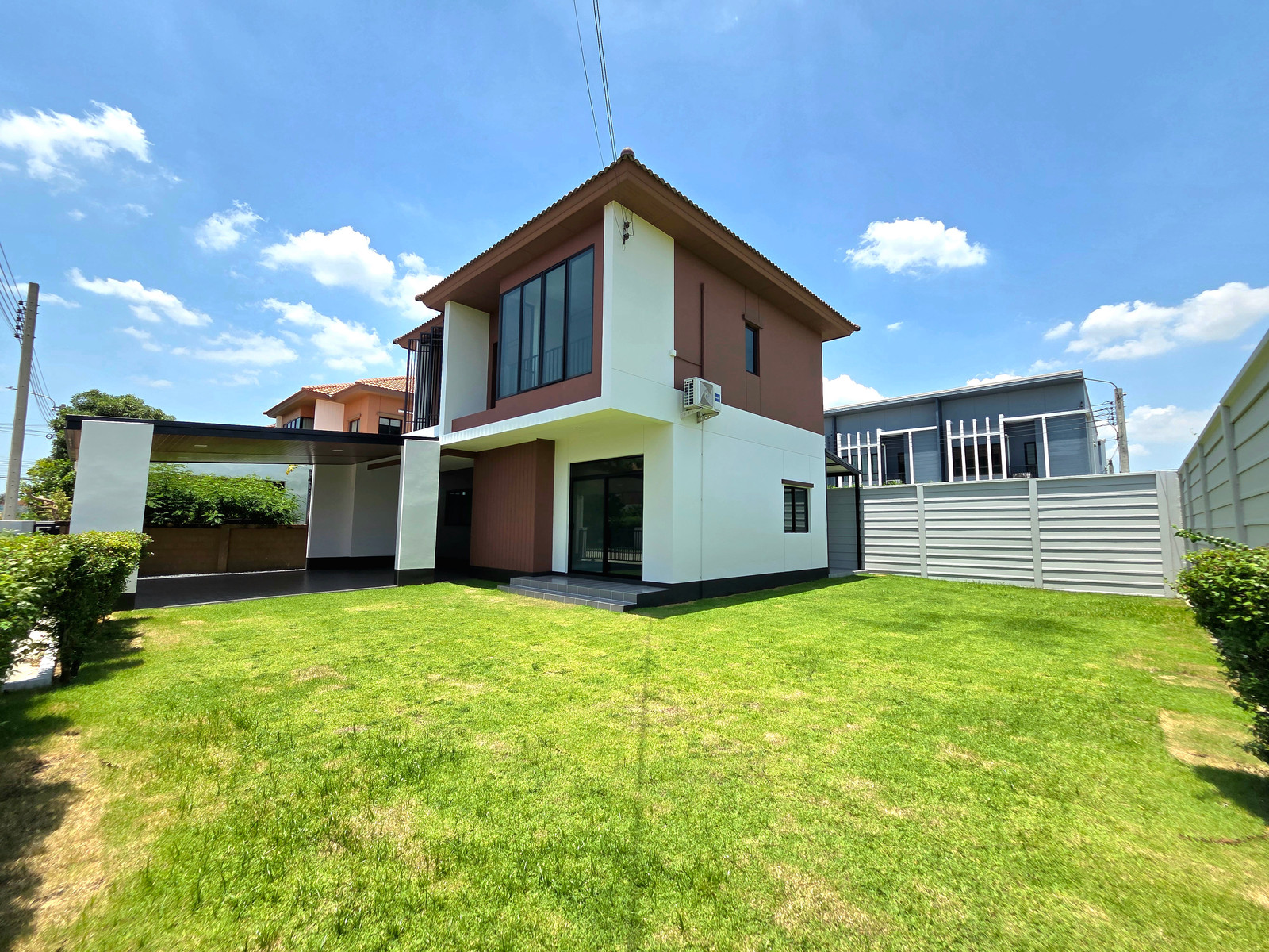 บ้านเดี่ยวแปลงมุม รีโนเวทใหม่ ใกล้ทางด่วนจตุโชติ 5 ห้องนอน ที่ดินกว่า 86 ตรว. – รูปที่ 3