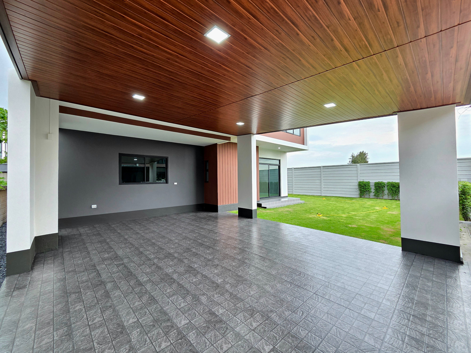 บ้านเดี่ยวแปลงมุม รีโนเวทใหม่ ใกล้ทางด่วนจตุโชติ 5 ห้องนอน ที่ดินกว่า 86 ตรว. – รูปที่ 4
