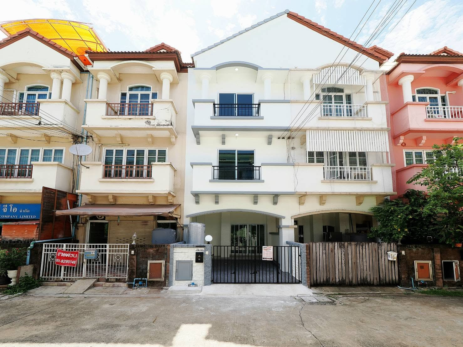 Special price for sale, 3.5-story townhouse, Saranon Village, size 18 sq m, 4 bedrooms, 3 bathrooms, very beautiful house, excellent home functions. Whole house renovated, complete with furniture, very good location, move in immediately. [Tiwanon-Pak Kret Special price for sale, 3.5-story townhouse, Saranon Village, size 18 sq m, 4 bedrooms, 3 bathrooms, very beautiful house, excellent home functions. Whole house renovated, complete with furniture, very good location, move in immediately. [Tiwanon-Pak Kret