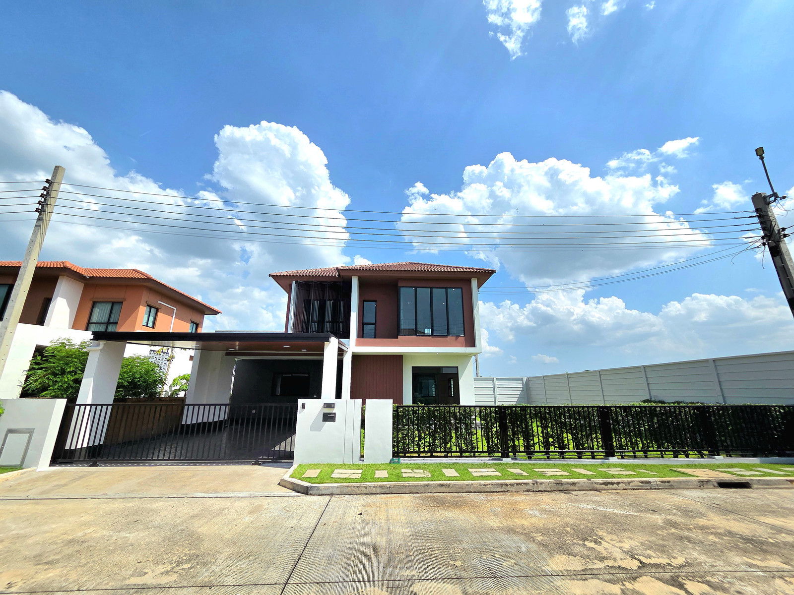 Single detached house, corner plot, newly renovated, complete additions, near Chatuchot Expressway.