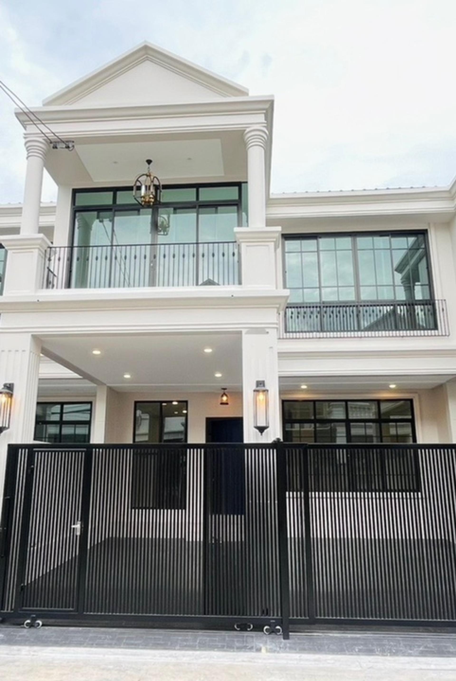 Luxuries Townhouse for Rent zone Onnut near BTS 30 sq.wah 220 sqm. 3beds 3baths Luxuries Townhouse for Rent zone Onnut near BTS 30 sq.wah 220 sqm. 3beds 3baths