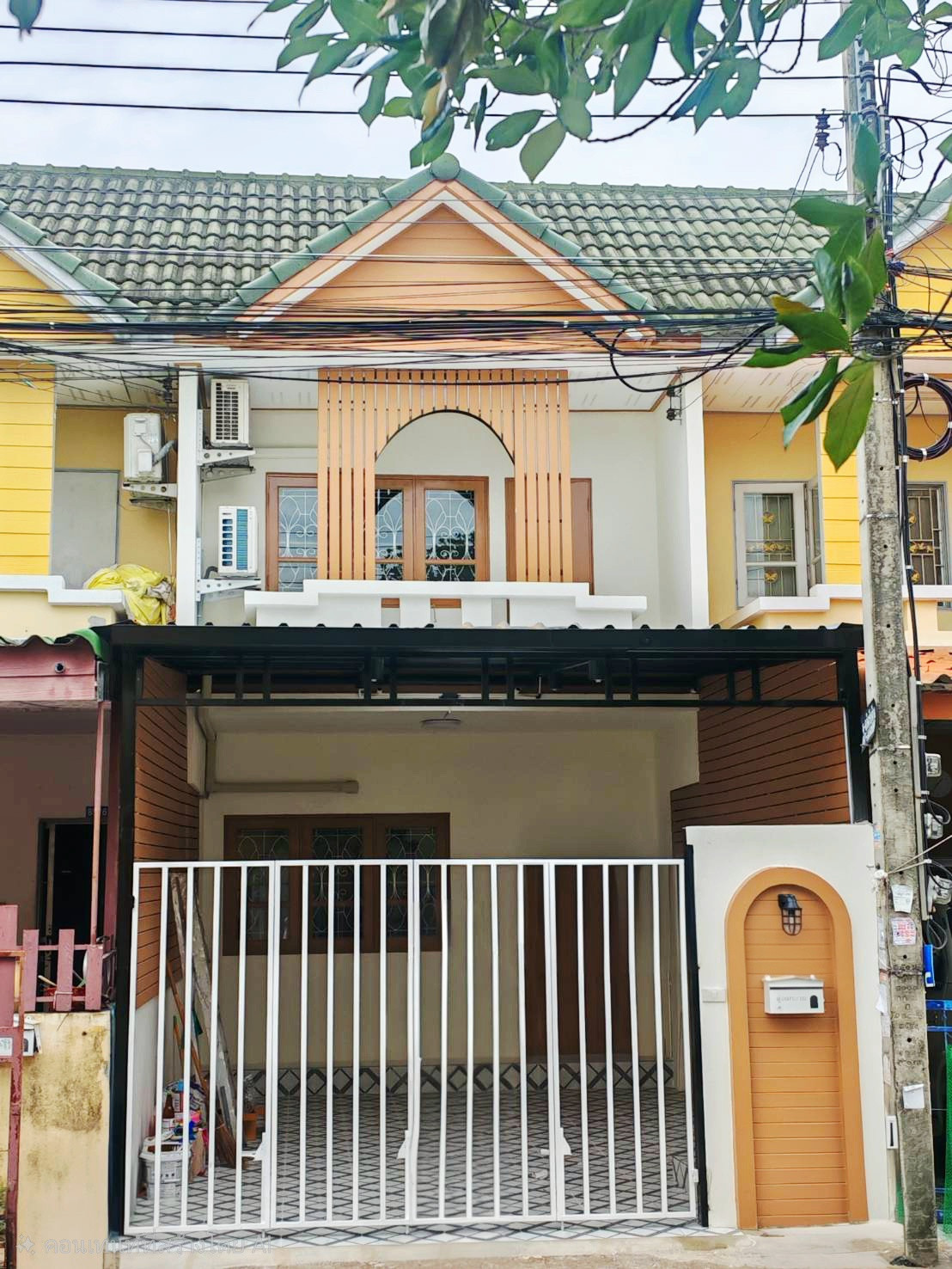 🏡 Pisan Village, Chaturamit 11, Bang Phli Khlong Khut intersection, beginning of the project, near the garden, free transfer, 19.4 sq m, free furniture as shown in the picture, 2 air conditioners, water pump.