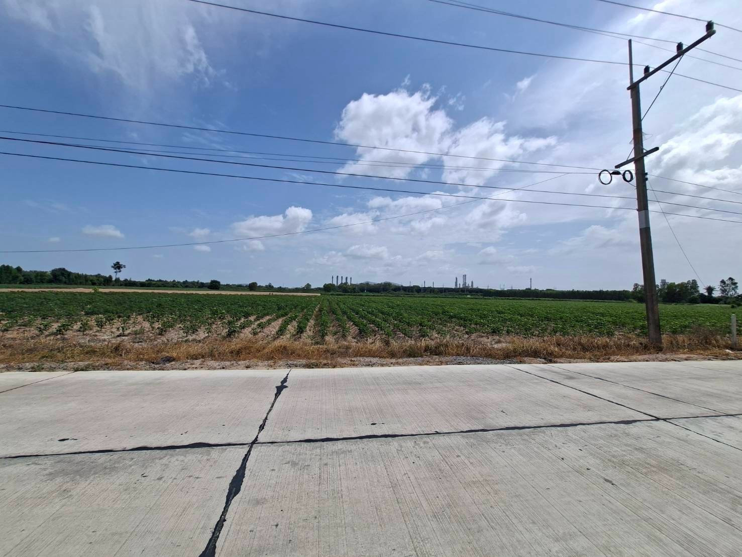 Land for sale in Ban Chab, Rayong Province, 126 rai, for a housing development / warehouse / light industrial factory. Land for sale in Ban Chab, Rayong Province, 126 rai, for a housing development / warehouse / light industrial factory.
