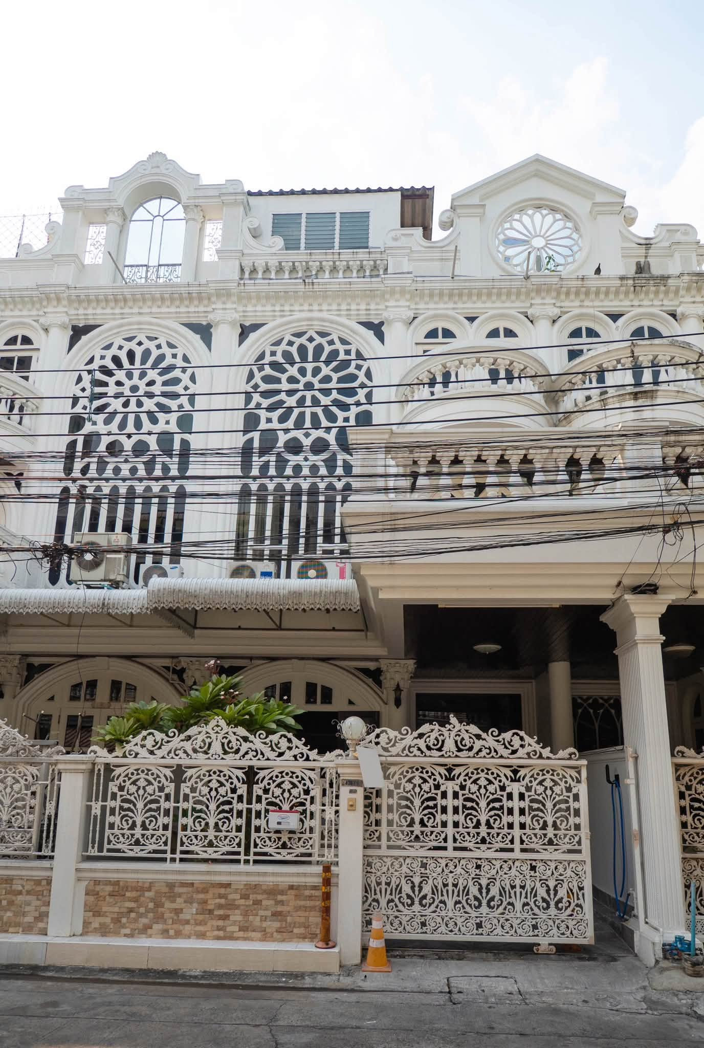 For rent townhouse5 bedrooms Ekkamai Villa Village near BTS Ekkamai with furniture.