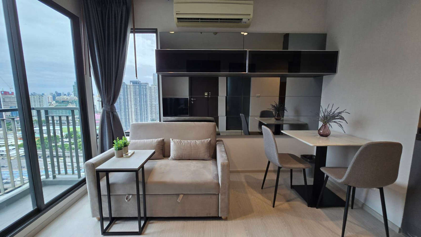 !! Beautiful room for rent, Rhythm Asoke 1 condo, near MRT Rama 9. !! Beautiful room for rent, Rhythm Asoke 1 condo, near MRT Rama 9.