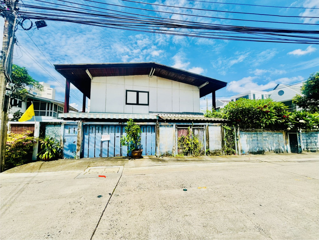 Land for sale in Ari, Phahonyothin 8, size 84 square wa, corner plot. Land for sale in Ari, Phahonyothin 8, size 84 square wa, corner plot.