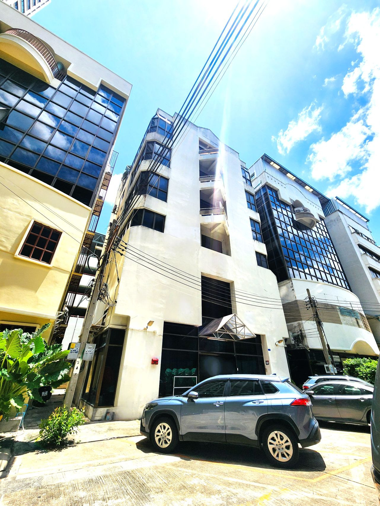 6-story office for sale, usable area 825 sq m., land size 57.40 sq m., Ratchadaphisek Road, Tha Phra, property location is near The Mall Tha Phra. And close to BTS Talat Phlu, BTS Lak Song, convenient travel.
