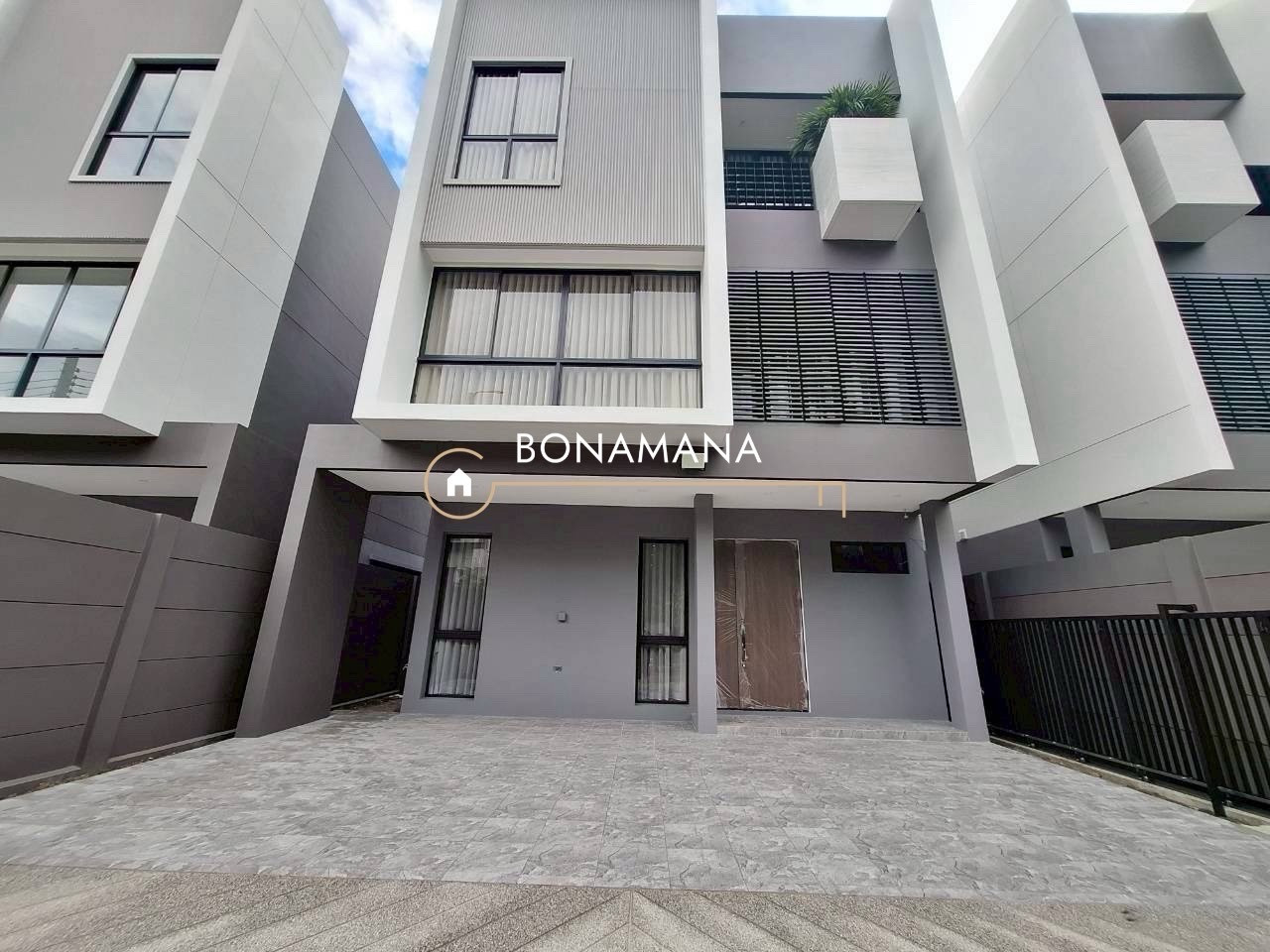ให้เช่า บ้านเดี่ยว ลาดพร้าว 101 (MRT ลาดพร้าว 101: 850m) ให้เช่า บ้านเดี่ยว ลาดพร้าว 101 (MRT ลาดพร้าว 101: 850m)