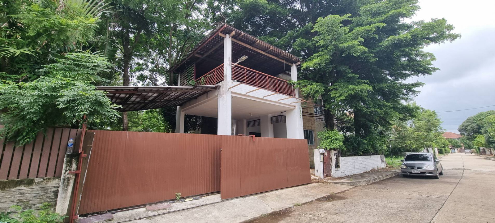 ขายบ้านเดี่ยว 2 ชั้น  ในหมู่บ้านการ์เด้นลากูน่า ฉะเชิงเทรา (Garden Lagoona Chachoengsao) พร้อมที่ดิน เนื้อที่ 310.80  ตร.วา แบบห้อง 3 นอน 3น้ำ ที่จอดรถ 3-4  ตัวบ้านติดทะเลสาบ อยู่หัวมุมไม่ติดกับใคร สงบเป็นส่วนตัวมากๆ  ราคาขาย 8.5 ล้านบาท – รูปที่ 3