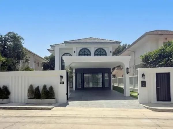 Luxury Pool Villa for Sale at Baan Suan Lalana Jomtien