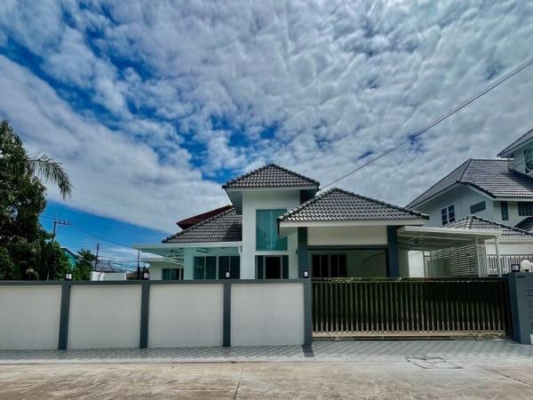 บ้านสมัยใหม่มีสระว่ายน้ำส่วนตัวขายที่สยามคันทรีคลับ