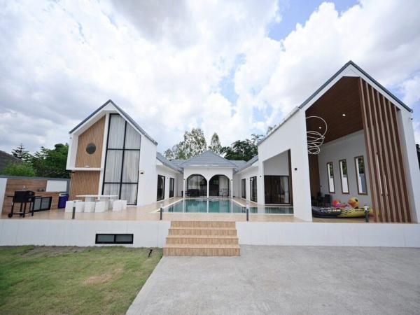 Luxury Modern Pool Villa Opposite Phoenix Golf Course | 4 Bed