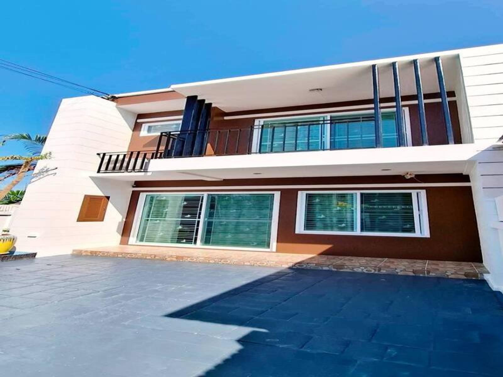 2-Storey Corner Townhouse for Sale in Chaipornwithi 1/1 Road