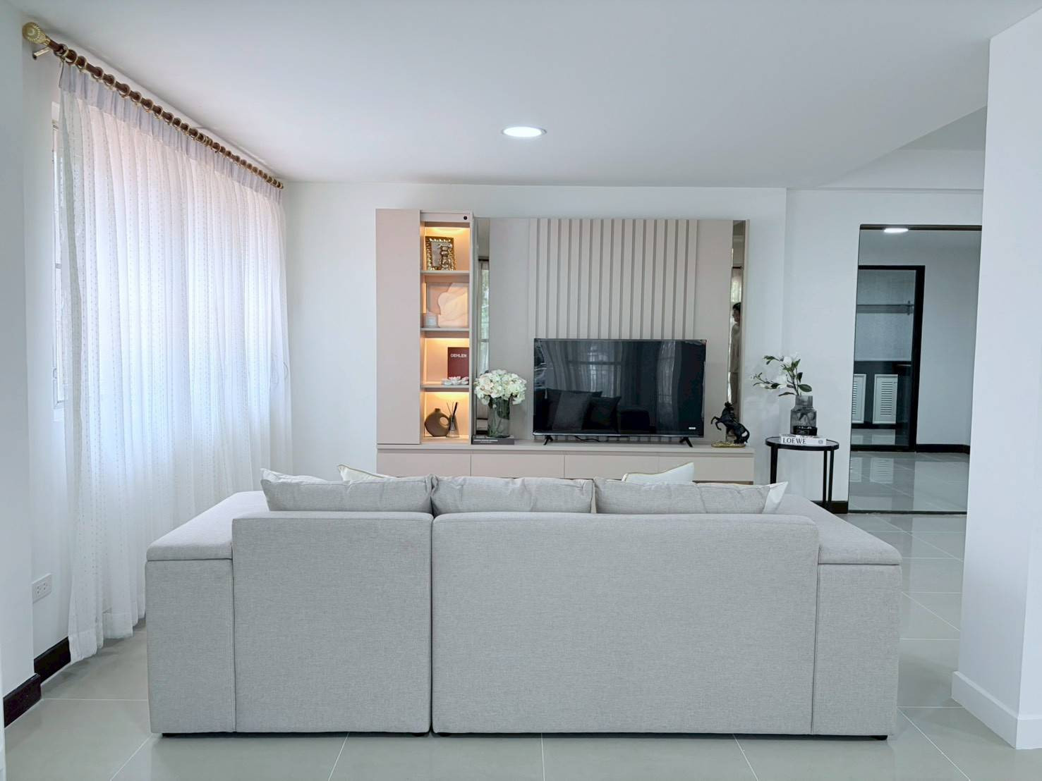 Single house for rent near MRT Huai Khwang, only 4 minutes. Single house for rent near MRT Huai Khwang, only 4 minutes.