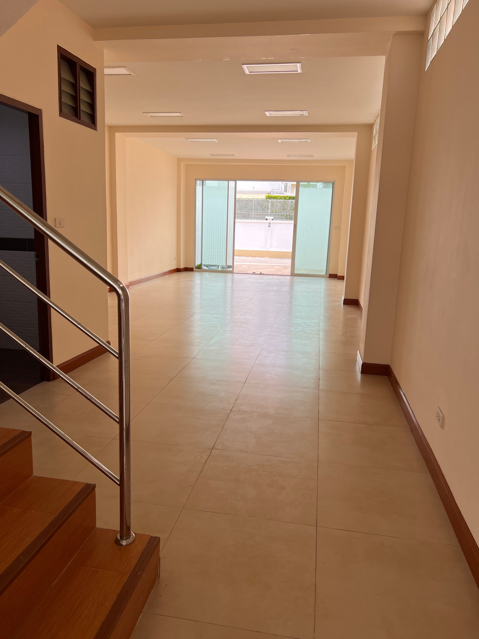 The  rents it himself, a 3-story townhome, 3 bathrooms, width 4.5 meters, depth 16 meters, parking for 2 cars in front of the house. – รูปที่ 3