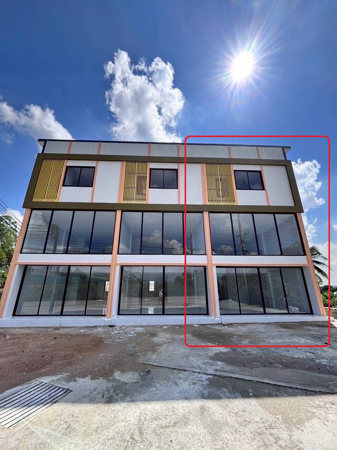 The largest corner plot is 35 square wa. Pinthong3 Industrial 3.4km Robinson Bowin 4km.Huge and wide 3-story commercial building for rent brand new! WatBowin 2.4km . 238sq.m. 20,999B-M. 3beds 3baths. Located in front of a large housing estate. 