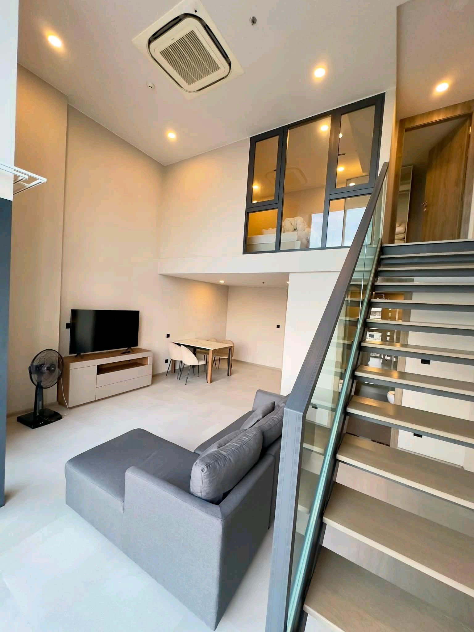 ✨ Duplex, high ceilings, in the heart of the city, next to Banthat Thong Road, near Siam and Chulalongkorn University. Ready to move in! ✨ Duplex, high ceilings, in the heart of the city, next to Banthat Thong Road, near Siam and Chulalongkorn University. Ready to move in!