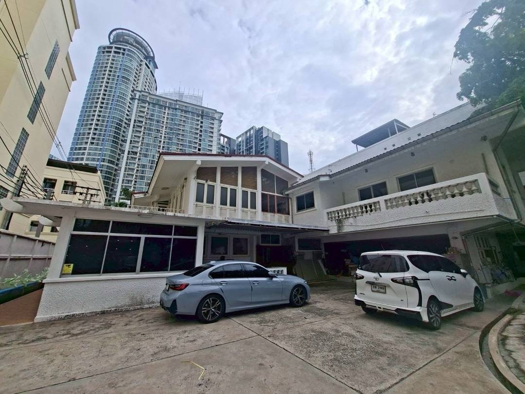 Land for sale, Sukhumvit 69, near BTS Phra Khanong, size 443 square meters. Land for sale, Sukhumvit 69, near BTS Phra Khanong, size 443 square meters.